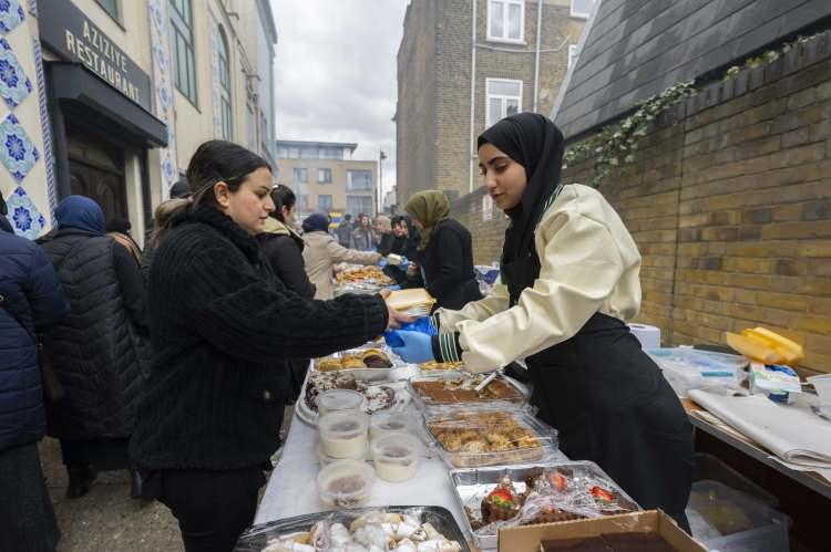 <p>Aziziye Camisi Başimamı Ebu Bekir Tezgel, kermesin Londra'daki hayırseverler tarafından düzenlendiğini ve kermesten elde edilen gelirin depremzedelere gönderileceğini anlattı.</p>
