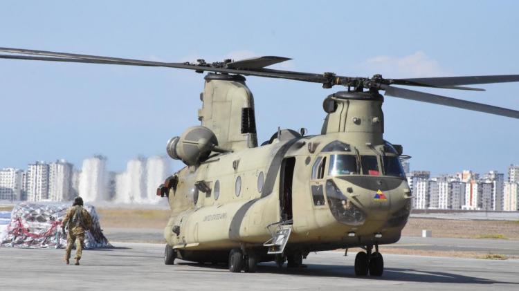 <p>Türk Silahlı Kuvvetleri (TSK) Helikopter Koordinasyon Merkezi, hava ya da kara yoluyla intikal ettirilen yardım malzemelerinin deprem bölgelerine ulaştırılmasını sağlıyor.</p>
