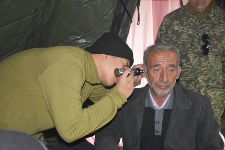 <p>Tuğgeneral Dr. Amran Amır Hamzah,  depremden hemen sonra Adıyaman'ın Çelikhan ilçesine gelerek sahra hastanesi kurduklarını söyledi.</p>

<p>Hastaneyi iki günde kurduklarını ifade eden Hamzah, şu bilgileri verdi:</p>

<p>"Buraya birçok uzman arkadaşlarımız geldi ve ameliyathane kurduk. Tüm ekipmanlarımız var, burada ameliyat yapabiliyoruz. Halka hizmet vermek için 6 hafta ya da daha uzun bir süre burada kalacağız. 2-3 gün içinde 160'tan fazla kişiye müdahale ettik, tedavilerini yaptık. Acil hastaları Malatya'ya gönderdik. Burada hastalara ilaç da veriyoruz. Olmayan ilaçları da buradaki hastanelerden alabiliyoruz. İlk defa böyle bir deprem gördüm, Allah yardımcımız olsun."</p>
