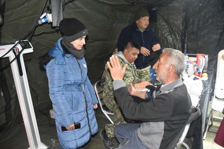 <p>Acil servis doktoru Binbaşı Dr. Mohammed Fuad, Türk halkına her durumda yardım ettiklerini belirterek, depremi duydukları anda eşyalarını toplayıp bölgeye yardım için yola çıktıklarını dile getirdi.</p>
