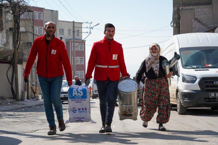 <p>afetin 16. gününde 5 aşevi, 86 ikram aracı, 375 mobil mutfak, 41 mobil fırın ve 22 sahra mutfağıyla hizmet veriliyor.</p>