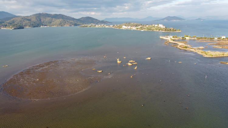 <p>Fethiye Körfezi'nde deniz suyunun çekilmesiyle oluşan görüntü, kordona gezintiye gelenleri şaşırttı.</p>
