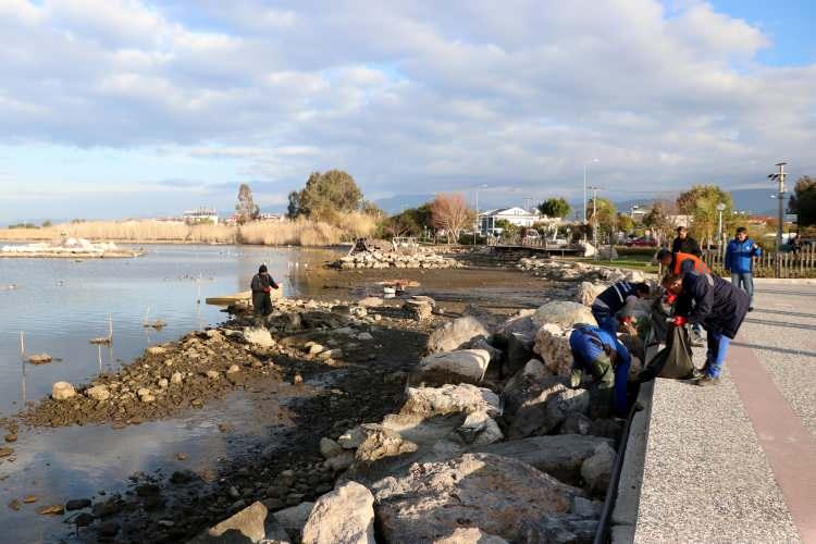 <p>Çekilmenin ardından kıyıda beliren atıklar, Fethiye Belediyesi ekiplerince toplandı.</p>
