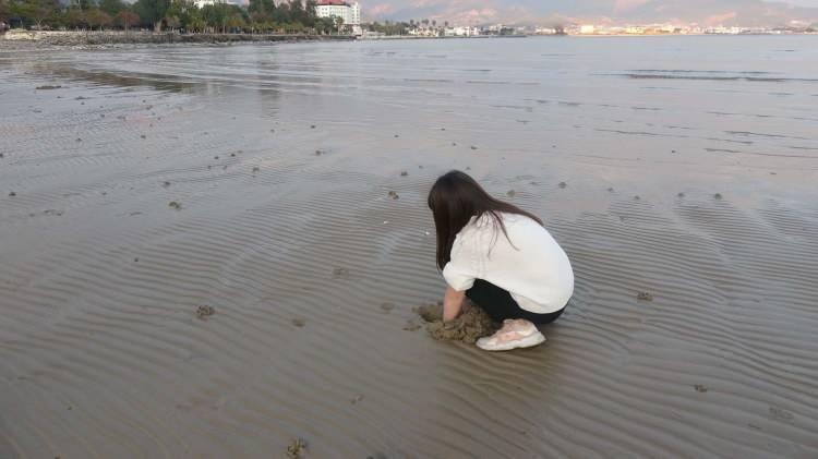 <p>Mersin'in Akdeniz kıyısındaki Anamur ve Bozyazı ilçesi sahillerinde deniz suyu çekildi. Çekilmeyle birlikte vatandaşlar daha önce yüzdükleri alanda yürümeye başladı.</p>
