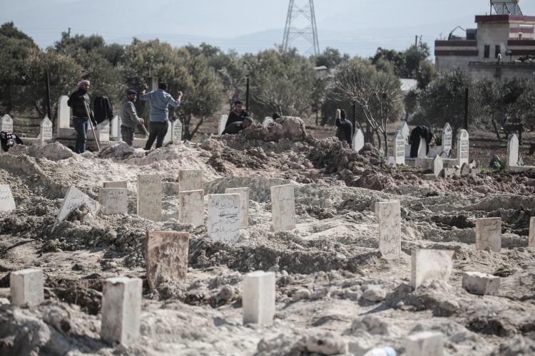 <p>Suriye'de Kahramanmaraş merkezli depremlerden şiddetli etkilenen Afrin ilçesinin Cinderes beldesinde yaşamını yitirenlerin cenazeleri toprağa veriliyor.</p> 