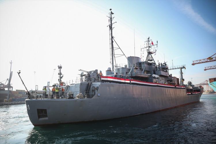 <p>Mısır hükümeti, asrın felaketiyle sarsılan Türkiye'deki depremzedeler için askeri gemi "ENS Halayeb" aracılığıyla 650 tonluk yardım malzemesini Mersin Uluslararası Limanı'na ulaştırıldı.</p>