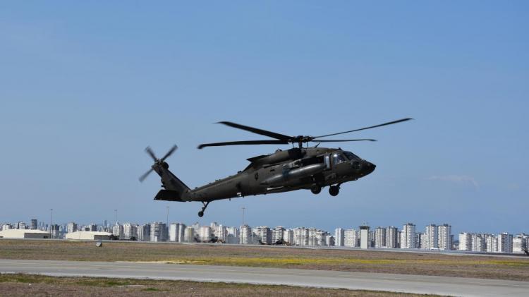 <p>Yardım malzemeleri; Kara, Deniz ve Hava Kuvvetleri, Özel Kuvvetler, Sahil Güvenlik ile Jandarma Genel Komutanlıklarına ait çok sayıda helikopter ve kargo uçağıyla depremden etkilenen illere naklediliyor</p>
