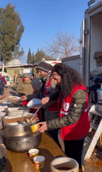 <p><strong>Kahramanmaraş ve Hatay başta olmak üzere Kilis, Diyarbakır, Adana, Osmaniye, Gaziantep, Şanlıurfa, Adıyaman ve Malatya'da meydana gelen ve asrın felaketi olarak adlandırılan deprem felaketinde 15.güne girildi. Ülkemizde adeta bir yıkıma neden olan depremin ardından birçok isim deprem bölgesinde canla başla çalışıyor. </strong></p>