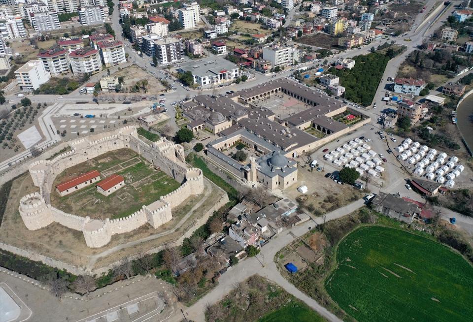 <p>Vakıflar Genel Müdürlüğünce 2006'da restore edilen Sokullu Mehmet Paşa Külliyesi'nin içindeki Payas Sarı Selim Camisi'nin minaresi de depremde kısmen zarar gördü.</p>

<p> </p>
