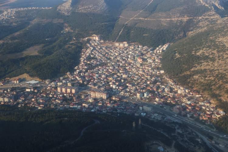 <p>7.7 ve 7.6 büyüklüğündeki sarsıntılarda can kaybı 45 bine dayanırken, havadan çekilen fotoğraflar veya uydu görüntüleri şehirlerdeki yıkımın akılalmaz boyutunu ortaya koydu.</p>
