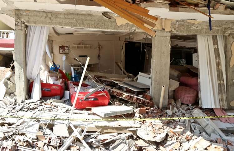 <p>Antakya'nın tarihi sokaklarında tescilli binaların yıkıldığı ve enkazın yola saçıldığı yerde ise "Moloz dökmek yasaktır" yazısı ile kent merkezinde arama kurtarma çalışması yapılan bir apartmanın enkazında asılı kalan pelüş oyuncak ve duvarları yıkılan evlerdeki asılı perdeler dikkati çekiyor.</p>
