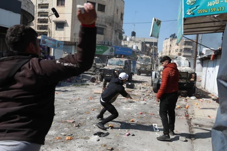 <p>İşgalci İsrail güçlerinin, işgal altındaki Batı Şeria'nın Nablus kentinde düzenlediği baskında 10 Filistinli hayatını kaybetti, 100'den fazla kişi yaralandı.</p>
