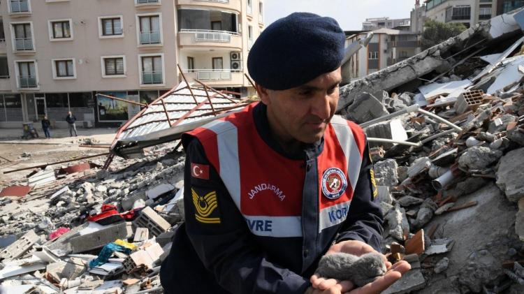 <p>Esenevler Mahallesi`nde Yonca Sitesi C Blok enkazından kedi sesi duyuldu.<br />
 </p>
