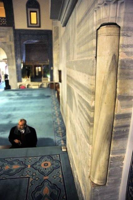 <p><span style="color:#000080"><strong>1585 yılında inşaatı biten Manisa'daki Muradiye Camii'nde mihrabın iki yanında deprem terazileri mevcut.</strong></span></p>