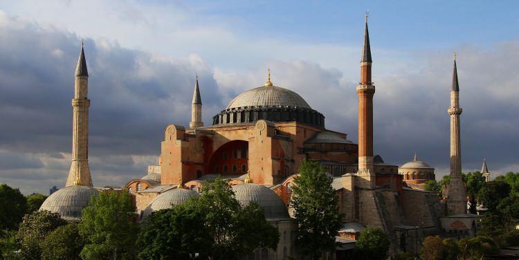 <p><span style="color:#000080"><strong>Mimar Sinan tarafından 573'te kubbesi onarılan ve takviye duvarlarla günümüze kadar gelen Ayasofya Camii'nde de deprem terazileri kullanılıyor.</strong></span></p>