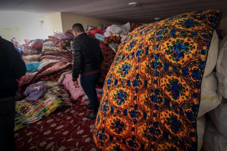 <p>Özbekistanlı genç kızlar, Kahramanmaraş merkezli 6 Şubat'ta meydana gelen depremlerden etkilenen illere, el emeği çeyizlik döşek ve yorganlarını yolladı.</p>
