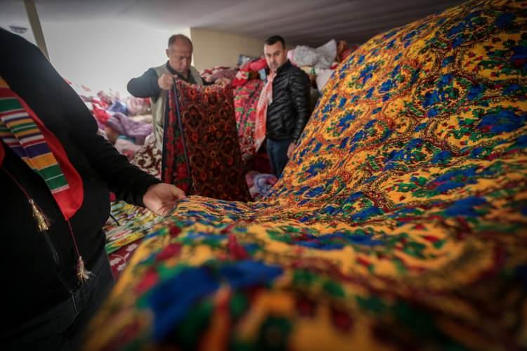 <p>Depremlerin ardından Cumhurbaşkanı Şevket Mirziyoyev'in talimatıyla Türkiye'ye 6 Şubat'ta gelen 100 kişilik kurtarma ekibi ve 8 Şubat'ta gelen 71 kişiden oluşan Özbek askeri sağlık personelinin dışında Özbek halkı da Türkiye'deki depremzedeler için yardımlarını sürdürüyor.</p>
