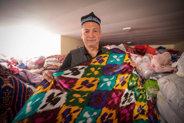 <p>Hatay'daki Özbek köyü olarak bilinen kırsal Ovakent Mahallesi'ne gönderilen tırlardan birinde çıkan malzemeler dikkati çekti.</p>
<p>Genç kızların ve kadınların el emeğiyle kendi yaptıkları, Özbek kültürüne ait renklerde hazırlanmış çeyizlik yastık, döşek ve yorganlar, Ovakent Mahallesi sakinlerini duygulandırdı.</p>