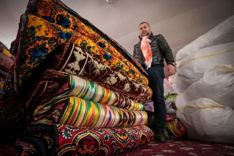 <p>Mahalle sakinlerinden Türk Soydaşlar Derneği Başkanı Musa Kurt, Ovakent Mahallesi'nin 1982'de Özbekistan'dan gelen Türkler tarafından kurulduğunu söyledi.</p>
<p>Depremin ardından bölgeye çok sayıda yardım malzemesinin ulaştığını belirten Kurt, Özbekistan'dan gelen yardım tırlarından ikisinin AFAD koordinesinde kendi mahallelerine yönlendirildiğini aktardı.</p>