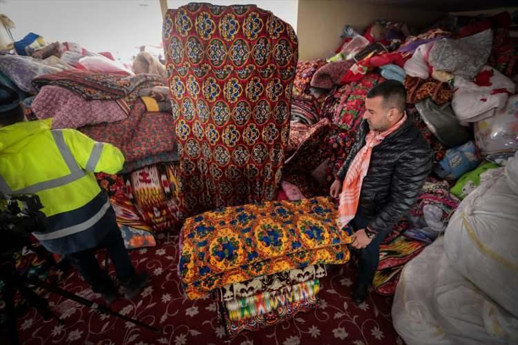 <p>Kurt, kontrol ettikleri ilk tırda battaniye bulunduğunu ifade ederek, "Biz sadece buraya koli veyahut gıda yardımı beklerken tırı açtıkça duygulandık. Oradaki annelerimiz, kızlarımız bize çeyizlerini göndermişler. Rabb'im hepsinden razı olsun. Kurtuluş Savaşı'ndaki Nene Hatunlarımızı hatırlattı bize. Bu zor günde çeyizlerini gönderen kızlarımızdan, gelinlerimizden Allah razı olsun." diye konuştu</p>