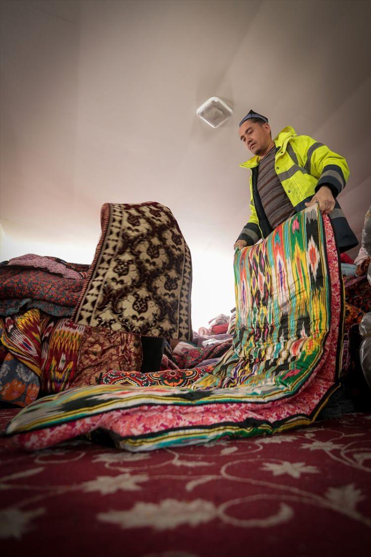 <p>Gönderilen malzemelerin içeriğine de değinen Kurt, sözlerini şöyle tamamladı:</p>
<p>"Yastık, sıfır yorganlar. Bunların hepsi el emeği, göz nuru, döşekler, battaniyeler. Bir kızımızın çeyizinde ne varsa hepsini toptan göndermişler. Çeyizde bilakis Türk kökenli, Türk yöresine uygun kumaşlar. Döşek, misafirler için, 'mihmanhane' diyoruz, misafirhane, onlar için yapılan döşekler bulunuyor. Hatta bugün bir şeye şahit oldum, Umre'de giydiği kıyafeti, tamamen kemeriyle birlikte bunun içinde bulduk. Düşünün, yani her şeylerini göndermişler. Allah razı olsun hepsinden. Böyle bir milletin bir parçası olmaktan gurur duyuyorum. Rabb'im Türk milletini her daim kadim kılsın."</p>