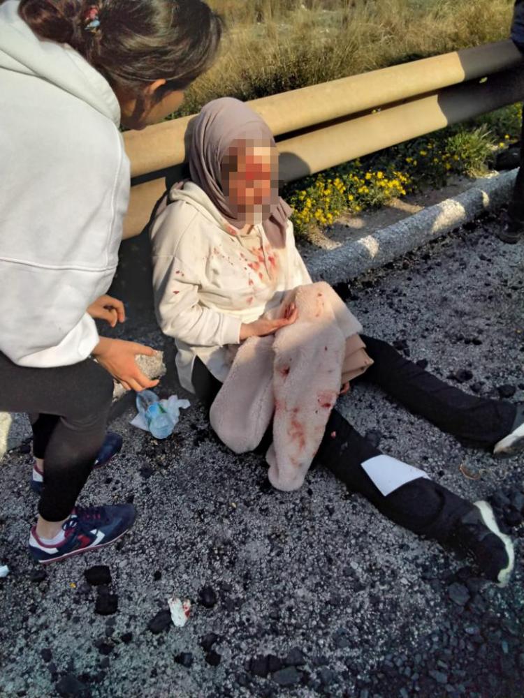 <p>2 şoför ve 2 öğretmenin de aralarında olduğu 48 kişinin bulunduğu otobüs hurdaya dönerken, ihbar üzerine kaza yerine çok sayıda polis ve sağlık ekibi sevk edildi.</p>
