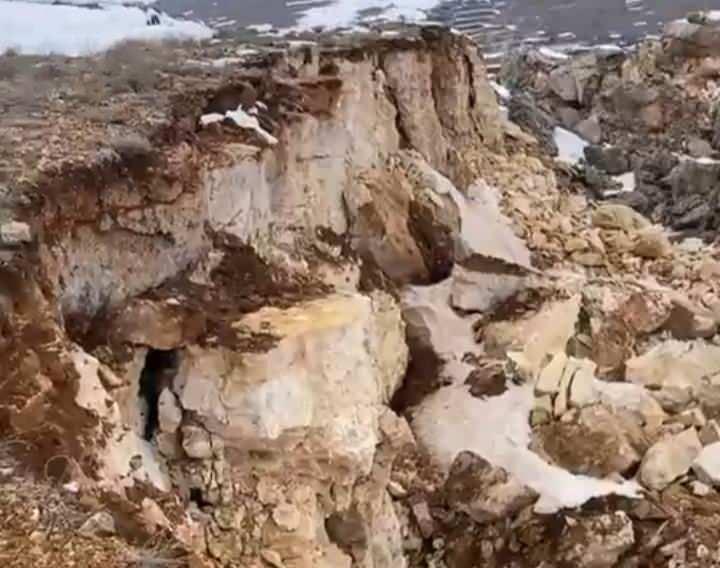 <p>Metrelerce genişlik ve derinliğin oluştuğu bölgeyi ziyaret eden vatandaşlar gördükleri manzara karşısında şaşkına döndü.</p>
