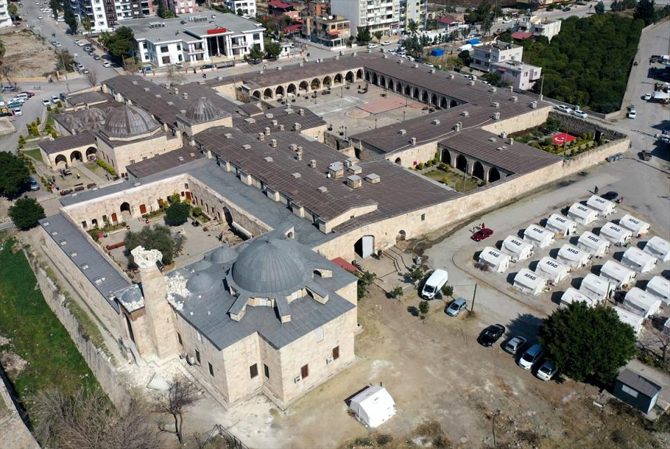 <p>Depremden sonra birkaç gün dedesinin otobüsünde kaldıklarını aktaran Tutun, "Her yeri dolaştık, evler yıkılmıştı. Burada günler iyi geçiyor. Arkadaşlarımız var. Yemeğimizi veriyorlar. Burada çok huzurluyuz." dedi.</p>

<p> </p>
