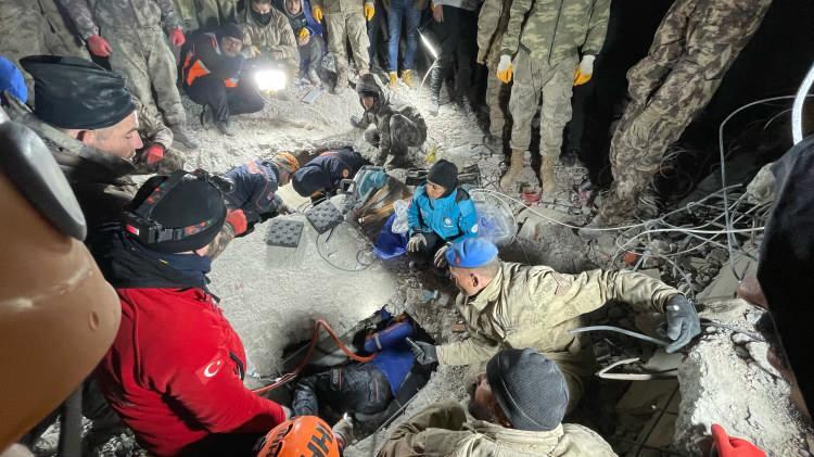 <p><strong>"Merkez üssü Kahramanmaraş'ın Pazarcık ilçesi olan ilk deprem saat 04.17'de gerçekleşti. </strong></p>