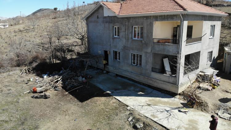 <p>Emin Atmaca, deprem gecesi, büyük ses ve sarsıntıya kalktıklarını anlatarak, “Çok ses ve gürültü vardı. Ev resmen yürüdü. Deprem durunca dışarıya çıkmak için aşağıya indiğimizde kapı ile basamağın farklı olduğunu gördük. Biz buradan inemeyince atlayarak çıktık. Bir tane kütük bularak, annem ve kardeşlerimi kucaklayıp indirdim. Hava aydınlanınca baktığımızda ev hem yukarı kalkmış hem de 2 metre ileriye kaymış. MTA ekipleri de geldi. Böyle bir şey görmediklerini söyleyerek Arap fay hattı ve Doğu Anadolu fay hattının kapı ile eşiğin önünden geçtiğini söylediler. Onlar da çok şaşırdılar. Biz 6 kişilik aileyiz ve bir kardeşim askerde. Şimdi beşimiz de artık çadırda yaşıyoruz” dedi.<br />
 </p>
