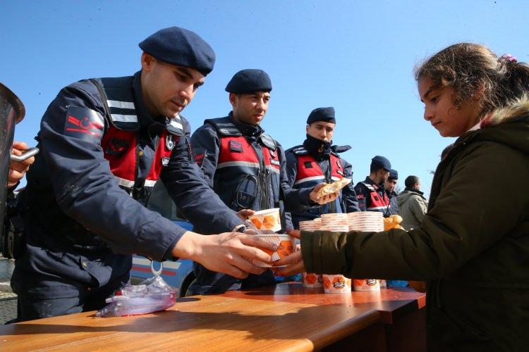 <p>Depremin meydana geldiği günkü olumsuz hava şartları nedeniyle uçuşların aksadığını ve iletişim ağlarında sıkıntılar yaşandığını  da hatırlatan Bakan Akar,<strong> "Tüm olumsuzluklara rağmen Hava ve Kara Kuvvetlerimizin hava unsurları hem Türk Silahlı Kuvvetlerinin hem de AFAD'ın ekiplerini istenilen noktalara götürmek için yoğun bir çaba gösterdiler."</strong> dedi.</p>
