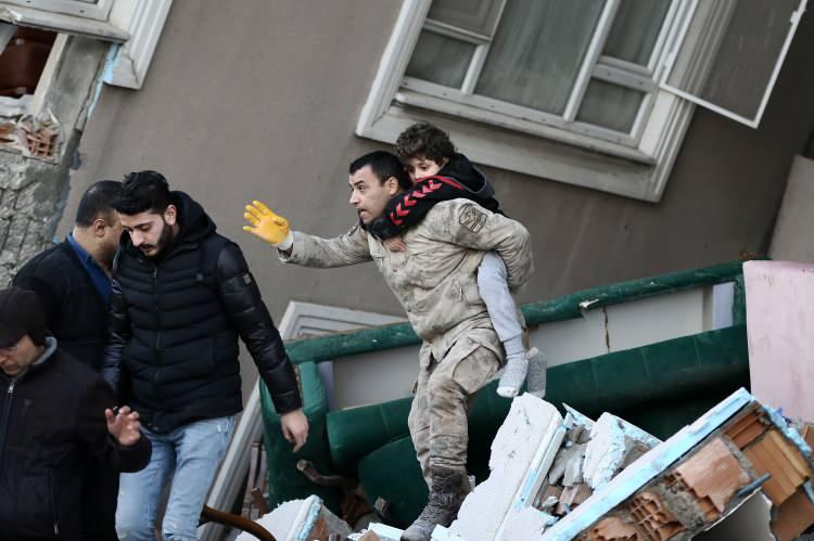 <p>Mehmetçik, "Asrın felaketi" olarak nitelendirilen depremlerin merkezi Kahramanmaraş'ta, ilk günden itibaren vatandaşların can suyu olmaya devam ediyor.</p> 