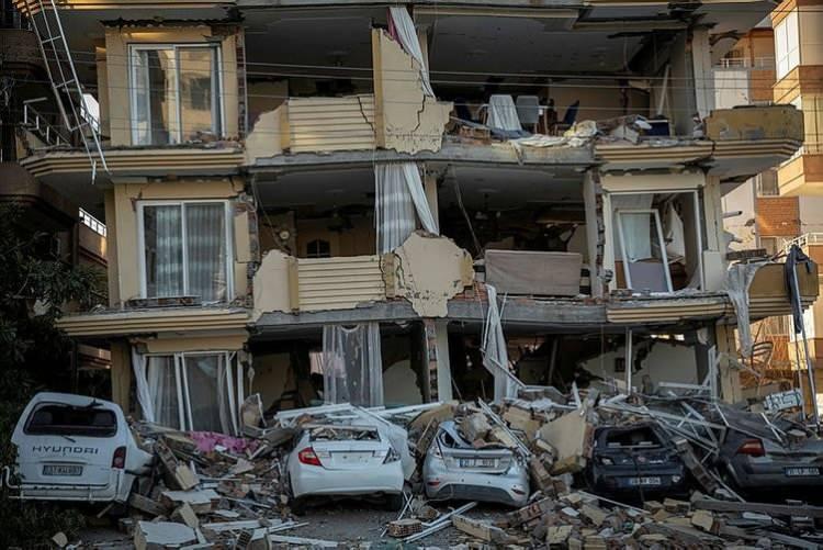 <p>Karada meydana gelen en büyük deprem olarak nitelendirilen afetin ilk gününden itibaren Türkiye Cumhuriyeti devleti tüm imkanlarıyla 10 ilimizde birden yer alıyor. Ancak muhalefet liderleri ve muhalefet medyası bu zor günlerde de devlete destek olmak yerine köstek olmayı tercih ediyor. Muhalefet liderleri bu afetin büyüklüğünü yok sayarak normal bir deprem gibi göstermeye çalışırken, muhalefet medyası ise 'Devlet yok' algısı oluşturmaya çalışıyor.</p>
<p> </p>