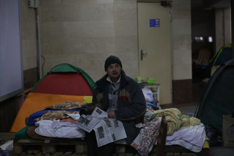 <p>Rusya-Ukrayna Savaşı, Ukrayna'nın çeşitli bölgelerinde devam ederken, bazı Ukraynalılar güvenlik nedeniyle bir yıldır metro istasyonlarında yaşıyor.</p>
