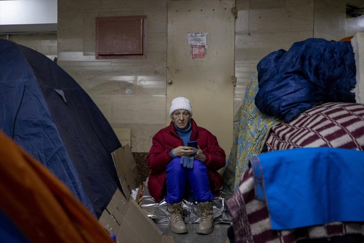 <p>Başta başkent Kiev olmak üzere ülkenin Harkiv gibi büyük şehirlerinde yaşayan siviller, savaşın başından beri her defasında Rus birliklerinin bombalı saldırısından kaçmak için metro istasyonlarına akın ediyor.</p>
