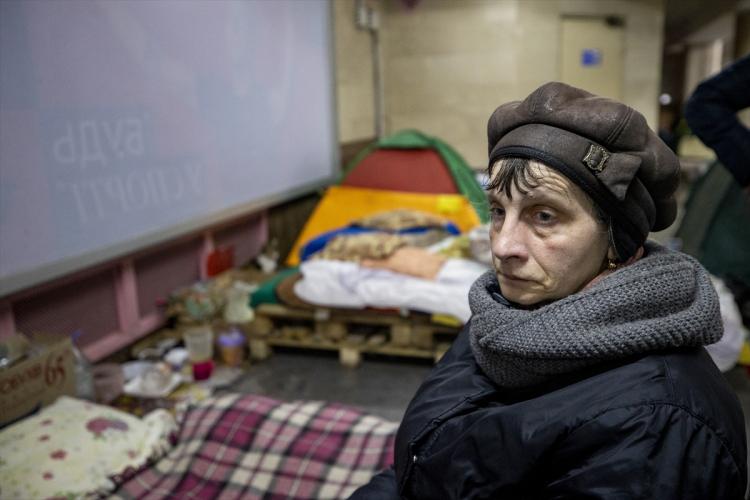<p>Ülkenin ikinci büyük kenti, Rusya sınırına yakın yer alan ve savaşın ağır izlerini taşıyan Harkiv'deki metro istasyonunda tam bir yıldır yaşayan Ukrayna vatandaşları, yaşadıklarını  anlattı.</p>

<p>Eskisi gibi yoğun olmasa da bugüne kadar Rus hava saldırılarının sürdüğü kentte, evsiz kalan veya güvenlik nedeniyle evinde kalmaya cesaret edemeyen onlarca insan, Harkiv'in "Serpniya Metro İstasyonu"nda açılan çadırlarda yaşamını sürdürüyor.</p>

