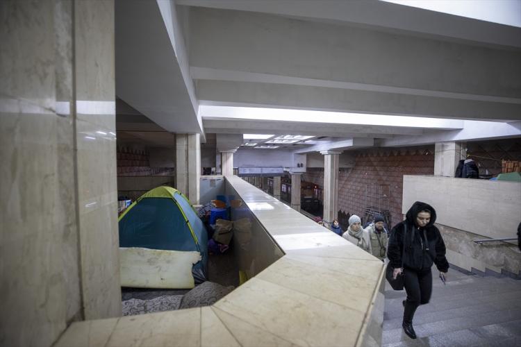 <p>Annesiyle Serpniya metro istasyonunda yaşayan, kısıtlı imkanlara sahip olmasına rağmen metroya sığınan sokak hayvanlarıyla da yemek paylaşan 44 yaşındaki Sergey Petrovskiy, güvenlik gerekçesiyle burada kaldıklarını belirtti.</p>

<p>Her gün gazete okuyarak yeni gelişmeleri takip etmeye çalıştığını dile getiren Petrovskiy, "Burada annemle bir yıldır zor şartlar altında yaşıyoruz." dedi.</p>
