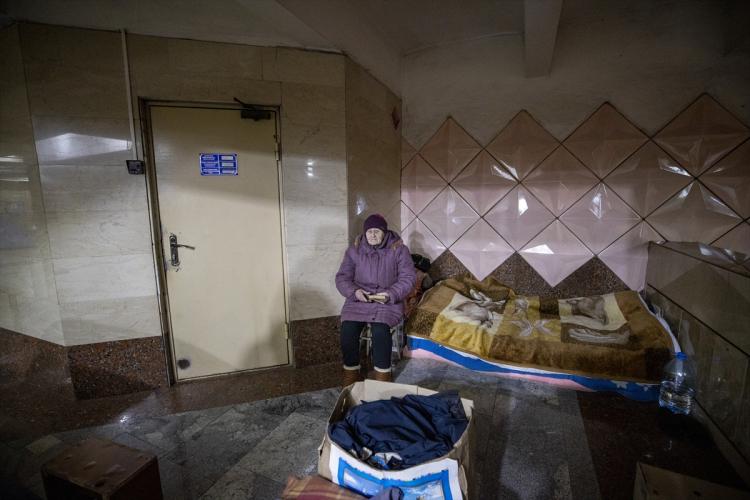 <p>Gönüllülerin veya çeşitli yardım kuruluşların kendilerine verdiği yemekler sayesinde hayata tutunmaya çalıştıklarını vurgulayan Petrovskiy, "Bize yemek getiriyorlar. Şartlar zor olsa da burada güvenliğimiz için kalmak zorundayız. Ayrıca bizim iki evimiz var, her iki evimiz de saldırı nedeniyle hasar gördü." diye konuştu.</p>
<p> </p>