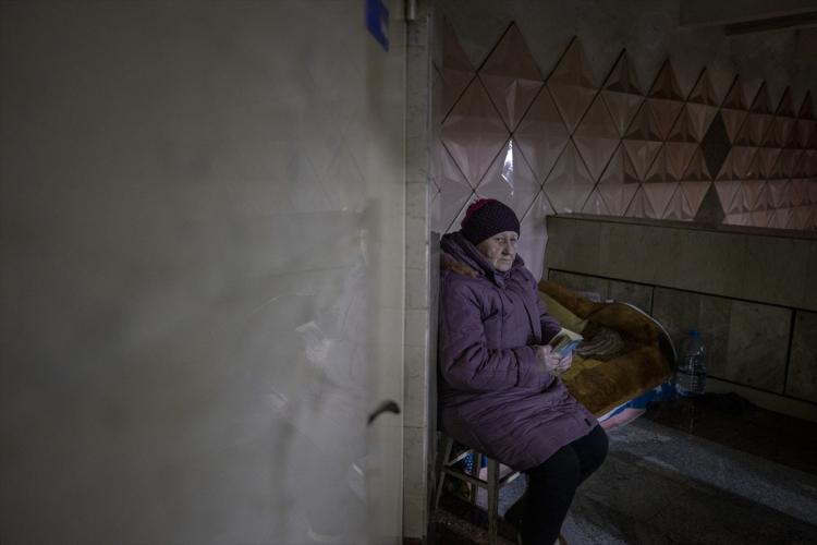 <p>Diğer insanlar gibi bir yıldır metroda yaşamak zorunda kalan 59 yaşındaki Nataliya Şakhova da "Burada güvendeyiz. Ben de savaşın başladığı ilk günden beri buradayım. Bazen gündüz saatlerinde eve gidiyorum, orada yemek hazırlayıp getiriyorum. Her gece bu metro istasyonunda kalıyorum." ifadelerini kullandı.</p>
