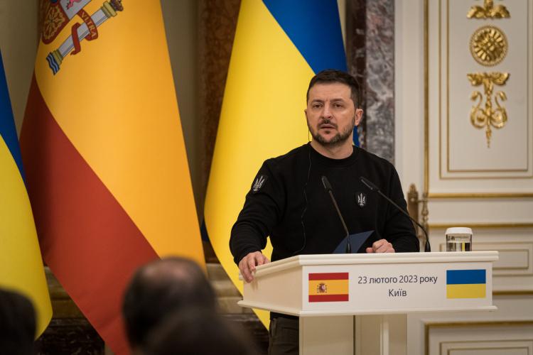 <p>Rusya'nın Ukrayna'yı işgaliyle başlayan Rusya-Ukrayna Savaşı'nın üzerinden 1 yıl geçti. Rus kuvvetlerinin geçtiğimiz yıl Ukrayna sınırına yığınak yapmasıyla savaşın ilk sinyalleri verilmişti. Uydu görüntüleri, yıl sonuna kadar tanklar ve askeri teçhizatla birlikte 100 bin Rus askerinin sınırda toplandığını gösterdi. Moskova yönetimi, 21 Şubat 2022'de Ukrayna'nın doğusundaki iki Rus yanlısı ayrılıkçı bölge olan Luhansk ve Donetsk’i “bağımsız devletler” olarak tanıdı ve bölgeye “barışı koruma operasyonları” kapsamında asker gönderdi. 24 Şubat 2022’de ise Rusya Devlet Başkanı Vladimir Putin’in emriyle “askeri operasyon” adı altında Ukrayna’ya yönelik saldırılar başladı.</p>
<p> </p>