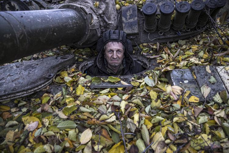 <p>Mariupol kuşatması</p>
<p>Mariupol, başlangıçta Rusya'nın şiddetli saldırılarına maruz kalırken, aynı zamanda Ukrayna'nın kararlılığının da anlaşıldığı nokta oldu. Liman şehri, Mart ayında Rus kuvvetleri tarafından kuşatıldı. Aralıksız bombardımanın ortasında sivillerin tahliyesi için insani koridorlar oluşturulmasına yönelik başlatılan birçok girişim başarısızlıkla sonuçlandı. Şehir, 9 Mart'ta bir doğum hastanesinin vurulmasıyla ve 16 Mart'ta bin 300'den fazla sivilin sığındığı tiyatro binasına gerçekleştirilen hava saldırısıyla dünya gündeminde uzun süre yerini korurken, savaşın en yoğun çatışmalarından birine sahne oldu. Mariupol Belediye Meclisi tarafından yapılan açıklamada, saldırıda ölenlerin sayısının 300 olduğu kaydedildi. Liman kenti Mariupol, Rusya'nın 2014'te ilhak ettiği Kırım Yarımadası'na kara bağlantısı oluşturulması bakımından Rusya için stratejik öneme sahip. Ukrayna’nın mısır, kömür ve çelik için önemli bir ihracat merkezi olan Mariupol, kara koridoru oluşturulmasının yanı sıra Rusya'nın Ukrayna ekonomisini çökertme planlarının da önemli bir parçasıydı.</p>