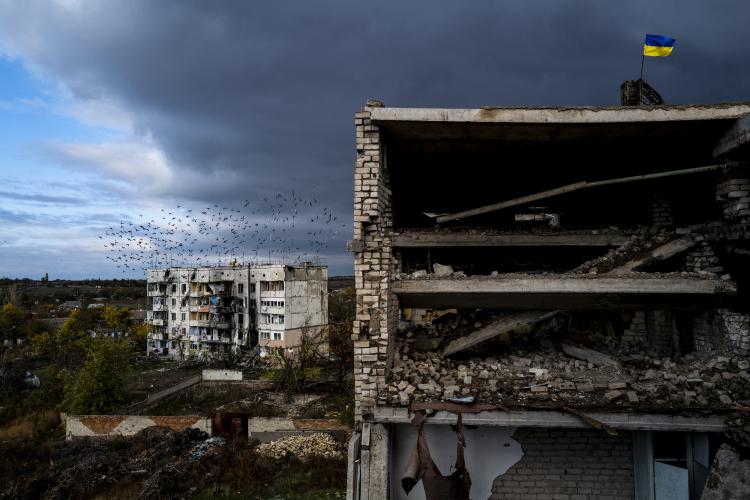 <p>Bucha'da ortaya çıkan toplu mezarlar</p>

<p><br />
Bucha, Rusya'nın başkent Kiev'e doğru ilerlediği stratejik bir konum oldu. Rusya'nın kısa bir süre sonra Bucha'dan çekilmesiyle bölgeye geri dönen halk, korkunç manzarayla karşılaştı. İnsan Hakları İzleme Örgütü (HRW) araştırmacılarının da savaş suçları iddialarının ardından Bucha’ya gelmesiyle, tüm dünya buradaki katliamı öğrendi. Ekip, işkenceler, infazlar ve tümü savaş suçlarına işaret eden kapsamlı kanıtlar topladı. Bucha'da bulunan yüzlerce toplu mezar, savaşın gerçek yüzünü bir kez daha gözler önüne serdi.</p>
