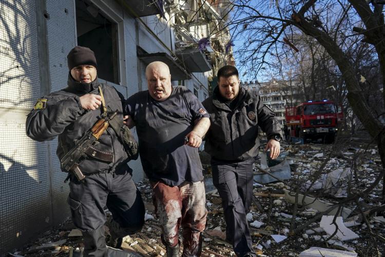 <p>Savaşın ilk günü</p>
<p>Rus kara kuvvetleri Ukrayna'ya karşı 4 ana cepheden saldırıya geçti. Kuzeydeki Belarus sınırından ve Rusya'nın kuzeydoğusundan başkent Kiev’e doğru hareket eden Rus kuvvetleri, Donbass bölgesinden Harkov’a, güney cephede Kırım'dan Odessa'ya, kuzeyde Zaporijya’ya, doğuda ise Mariupol'e doğru rota çevirdi. Rus topçuları ve füzelerinin Ukrayna genelinde hedef aldığı çok sayıda noktadan patlama sesleri yükseldi. Kiev sıkıyönetim ilan ederken, Ukrayna'nın kendisini savunacağını duyurdu.</p>