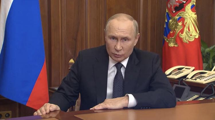 <div>Rusya'da kısmi seferberlik ilan edildi</div>
<div> </div>
<div> </div>
<div>Rusya Devlet Başkanı Vladimir Putin, Rus ordusunun Ukrayna'daki askeri operasyonlarına destek amacıyla 21 Eylül'de kısmi seferberlik ilan edildiğini duyurdu. Putin'in açıklamalarının ardından Rusya Savunma Bakanı Sergey Şoygu da Rus devlet televizyonu üzerinden kısmi seferberlik şartlarıyla ilgili kamuoyunu bilgilendirdi. Rus ordusuna 300 bin yedek askerin çağırılacağını söyleyen Şoygu, "Büyük bir seferberlik kaynağımız var. Yani orduya hizmet etmiş, savaş tecrübesi edinmiş ve askeri uzman sayısı neredeyse 25 milyona ulaşıyor. Kısmi seferberlik sırasında 300 bin yedek asker Rus ordusuna çağırılacak. Bunlar ordu hakkında hiçbir şey duymamış insanlar değiller. Bunlar, önce askerliğini yapmış olanlar, ikincisi askerlik ihtisas sahibi olanlar ve askerlik tecrübesi olanlar. Seferberlikle askere çağırılanlar cepheye gönderilmeyecek, şu anda sadece askerlik görevini sürdürenler harekat bölgelerine gönderiliyor. Yedek askerler ve askeri öğrenciler silah altına alınmayacak" şeklinde konuştu.</div>
