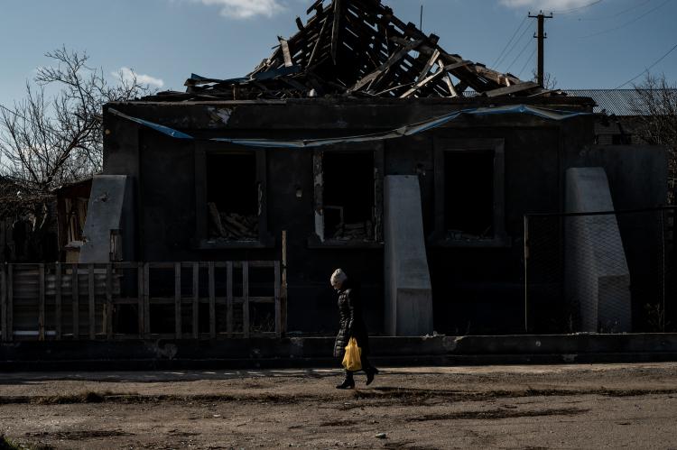 <div>Ukrayna'nın 4 bölgesi ilhak edildi</div>

<div> </div>

<div>Rus ordusunun aylardır devam eden savaşta kontrolü ele geçirdiği Zaporijya ve Herson'un yanı sıra Rusya yanlısı ayrılıkçı Donetsk ve Luhansk'ta 23-27 Eylül'de referandum yapıldı. Sözde seçim komisyonlarına göre bölge sakinlerinin çoğu Rusya'ya katılma yönünde oy kullandı. Bunun üzerine Putin 30 Eylül'de yaptığı açıklamada, "Kiev yönetimine seslenmek istiyorum. Zaporijya, Herson, Donetsk ve Luhansk'ta yaşayanlar artık sonsuza kadar bizim vatandaşlarımız olmuşlardır. Kiev'i acilen ateşkese çağırıyoruz" dedi.</div>

<div>Rus parlamentosunun alt kanadı Duma ve üst kanadı Federasyon Konseyi de 4 bölgenin Rusya'ya katılmasına yönelik talebini oybirliği ile kabul etti. Putin'in yasayı imzalamasıyla Donetsk, Luhansk, Zaporijya ve Herson bölgelerinin ilhakı onaylandı.</div>

<div> </div>
