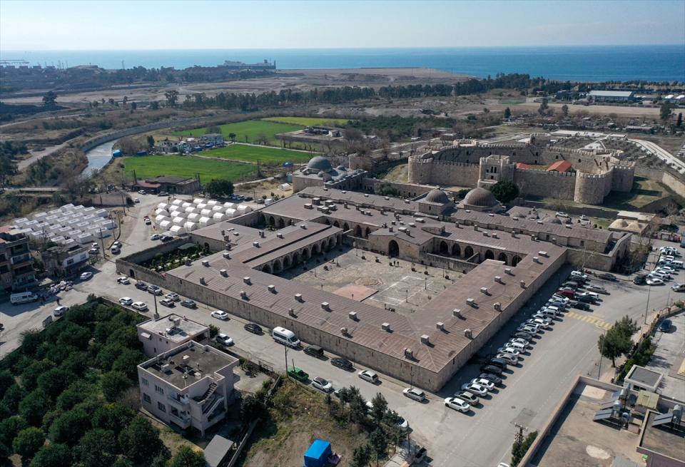 <p>Kahramanmaraş merkezli depremlerden Hatay'ın Payas ilçesinde evleri hasar gören vatandaşlardan bazıları, 449 yıllık tarihi Sokullu Mehmet Paşa Külliyesi'nde konaklıyor.</p>

<p> </p>
