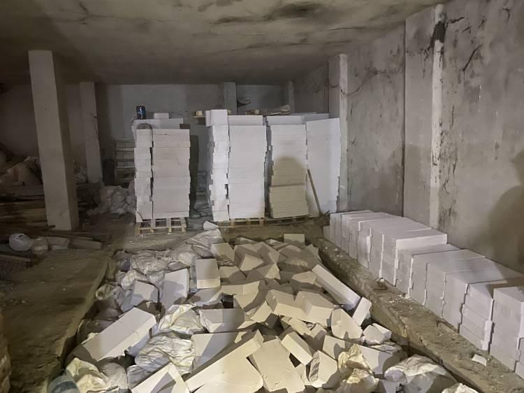 <p>Kağıthane'nin Ortabayır Mahallesi'ndeki bir sokakta bulunan 5 katlı bir binanın zemin katına aylar önce gizlice giren bir şahıs, burada kazı çalışması yapmaya başladı. </p>
