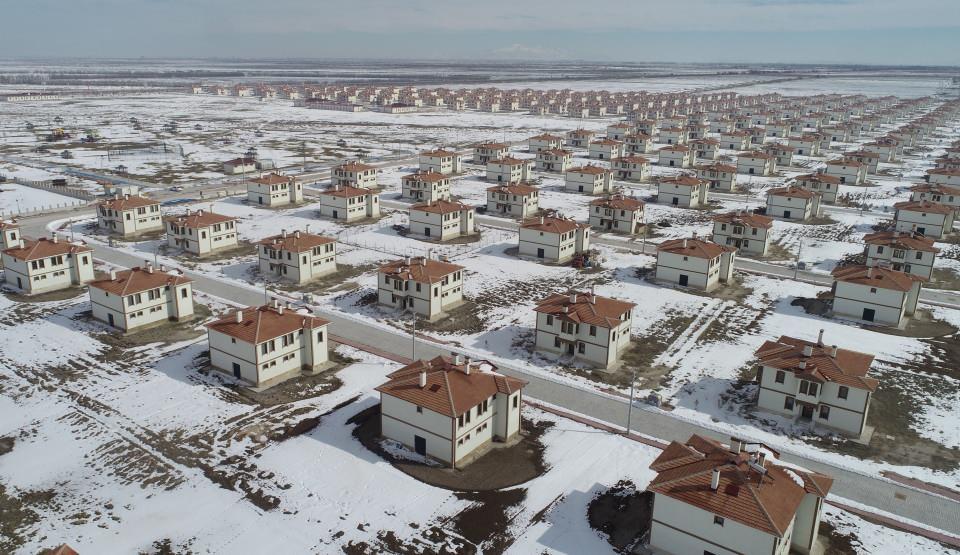 <p>Hadim ilçesinde yapımı tamamlanan Bozkır Barajı'nın faaliyete geçecek olmasından dolayı sular altında kalacak Dedemli Mahallesi'nin sakinleri için merkez Meram ilçesinde Çevre, Şehircilik ve İklim Değişikliği Bakanlığı tarafından kurulan 428 konutluk yerleşkenin 72 hak sahibi, hiç oturmadıkları evlerini depremzedelere açtı. Çoğu Kahramanmaraş ve Hatay’dan gelen 502 kişi, evlere yerleşti.</p>

<p> </p>

<p> </p>
