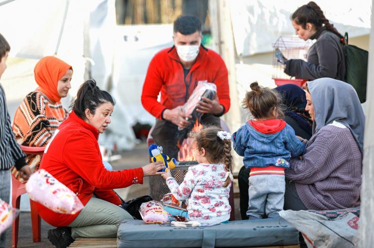 <p>Afet bölgesindeki aşevleri ve mobil beslenme araçlarından günde üç öğün olmak üzere afetin ilk gününden bugüne toplam 54 milyon 974 bin 477 kişilik beslenme desteği sağlandı.</p>
