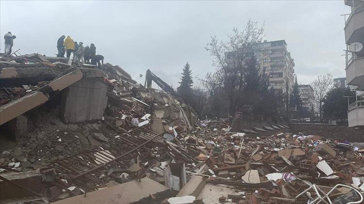<p>Hürriyet Gazetesi yazarı Nedim Şener, yazısında Kahramanmaraş merkezli depremlerin başından beri yapılan yalanları derledi.</p>
